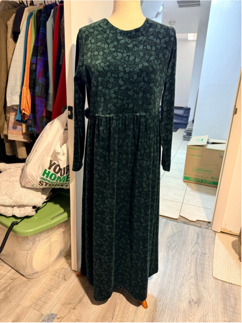 1990s L.L. Bean velvet/velour maxi dress.
Floral Maxi Dress Size M Green Black